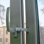 Гребенка на окна - позволяет фиксировать открытое окно для невозможности пролезания питомца